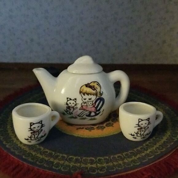 VTG 50’s Child’s Ceramic Tea Set, Cute Girl & Kitten Design - Picture 1 of 10
